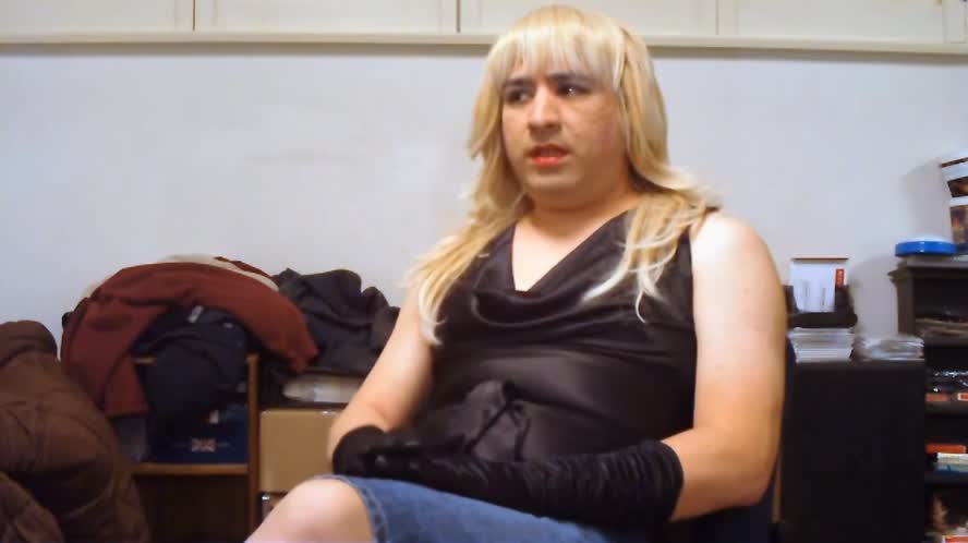 Sweet transgendered transvestite with 1000 subscribers