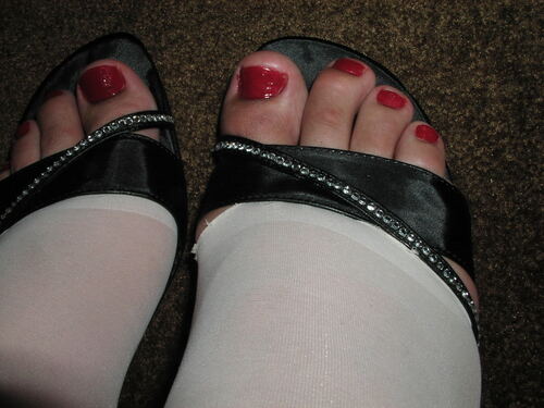 Lovely pretty toes in heels
